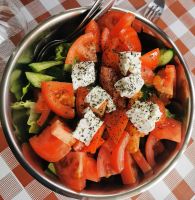 Herrlich aromatischer Salat mit Feta in der Taverne von Panagia tou Araka