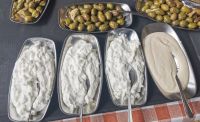 Meze: Tzatziki, Tahinj und eingelegte Oliven