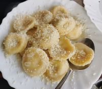 Hausgemachte Teigtaschen mit Käsefüllung