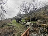 Unterwegs gibt es immer wieder Bänke, aber bei der Kälte laufen wir lieber weiter