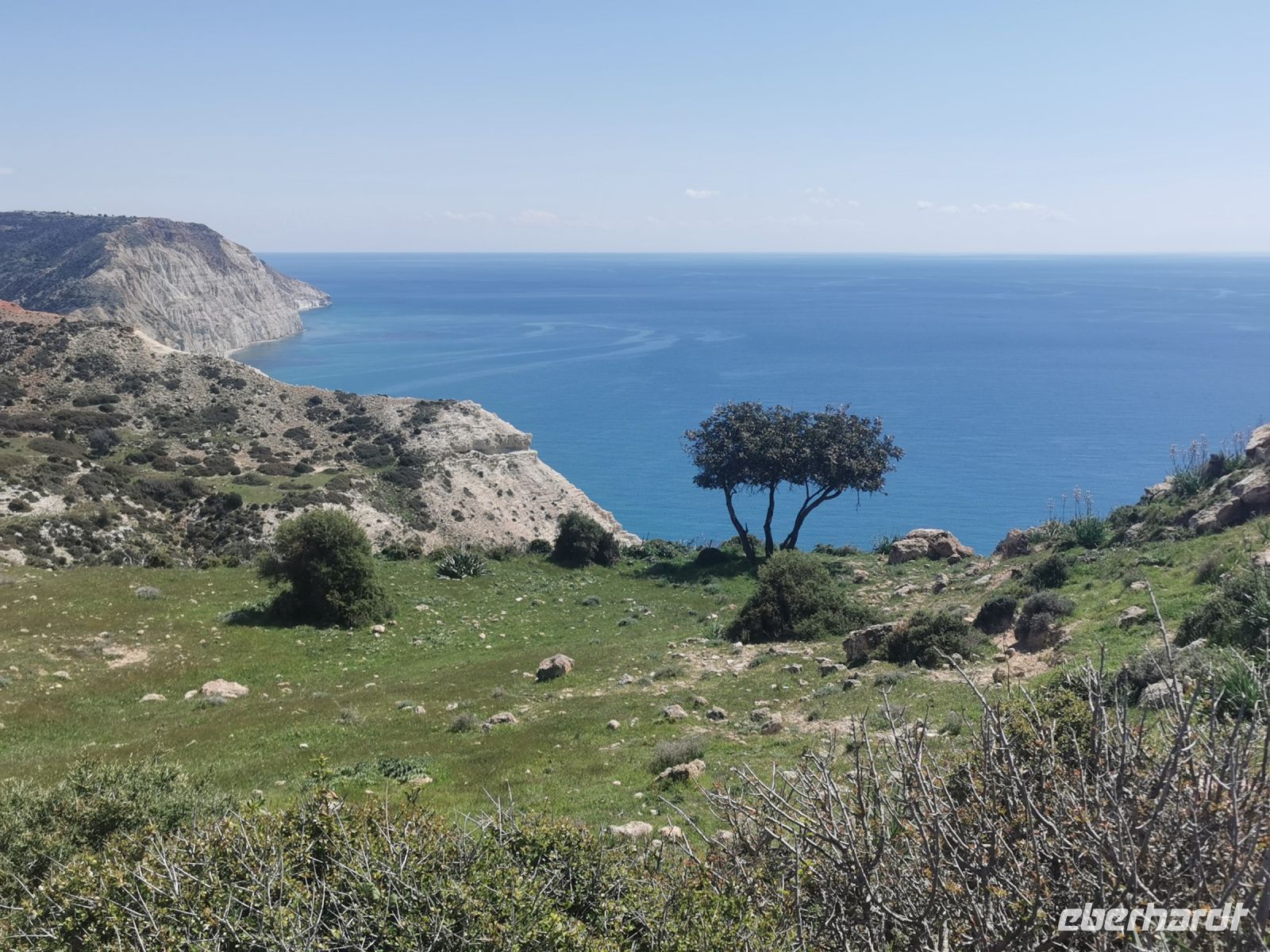Durch Thymianbüsche kraxeln wir entlang der Mittelmeerküste und genießen die Ausblicke
