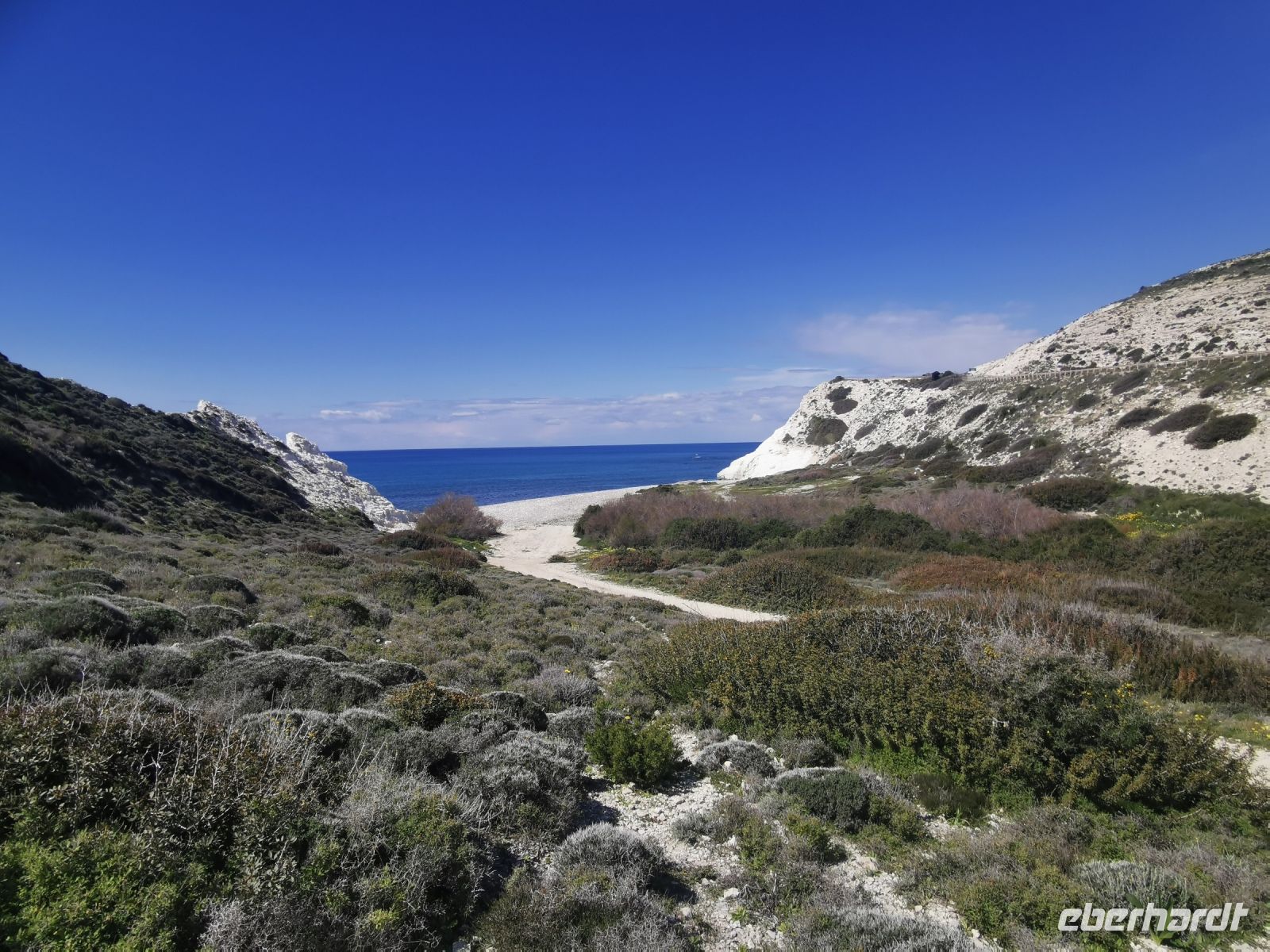 Blick von oben auf das türkisfarbene Mittelmeer