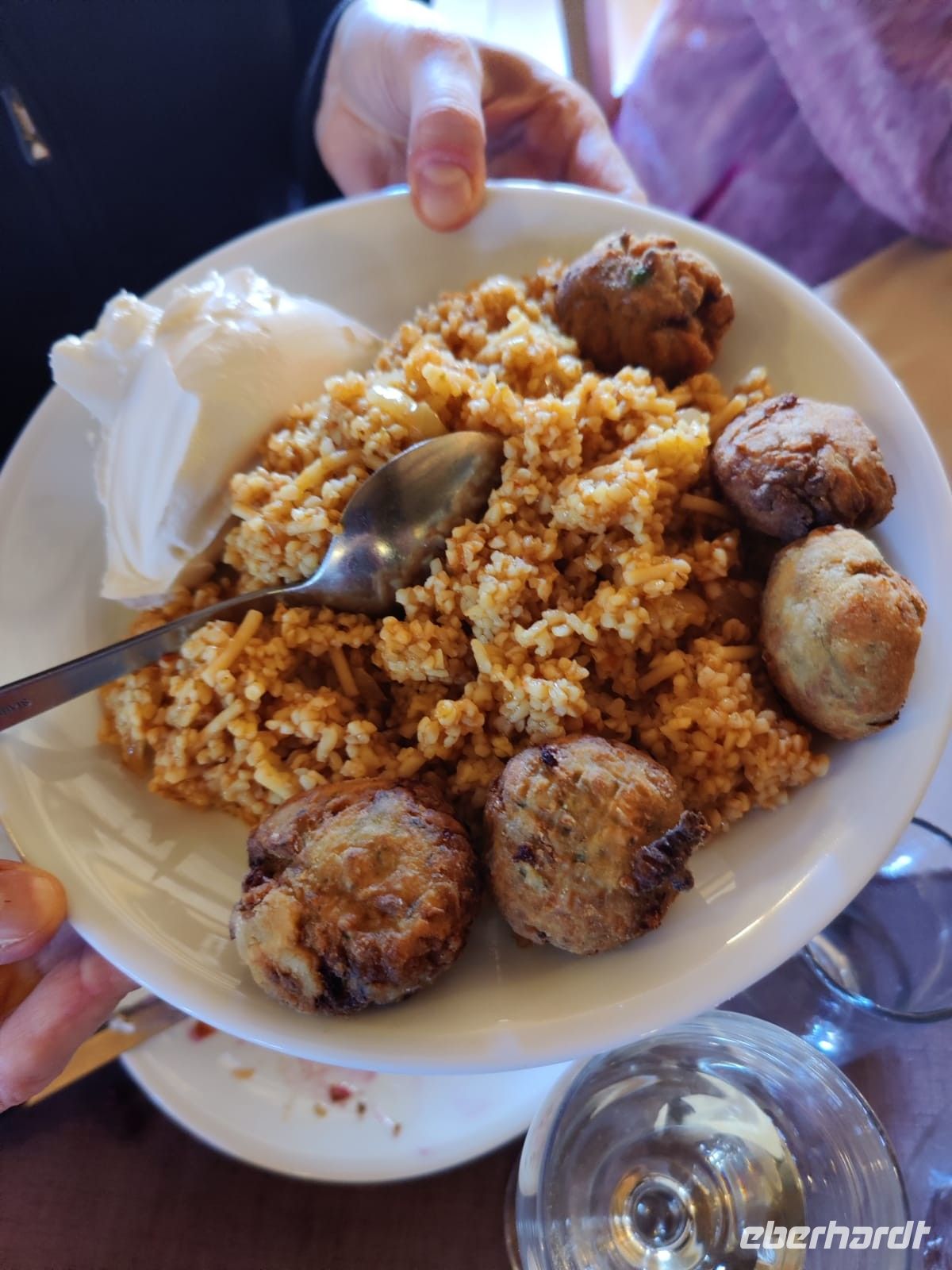 Bulgur und gefüllte Gemüsebällchen mit griechischem Joghurt