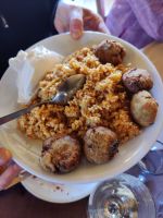Bulgur und gefüllte Gemüsebällchen mit griechischem Joghurt