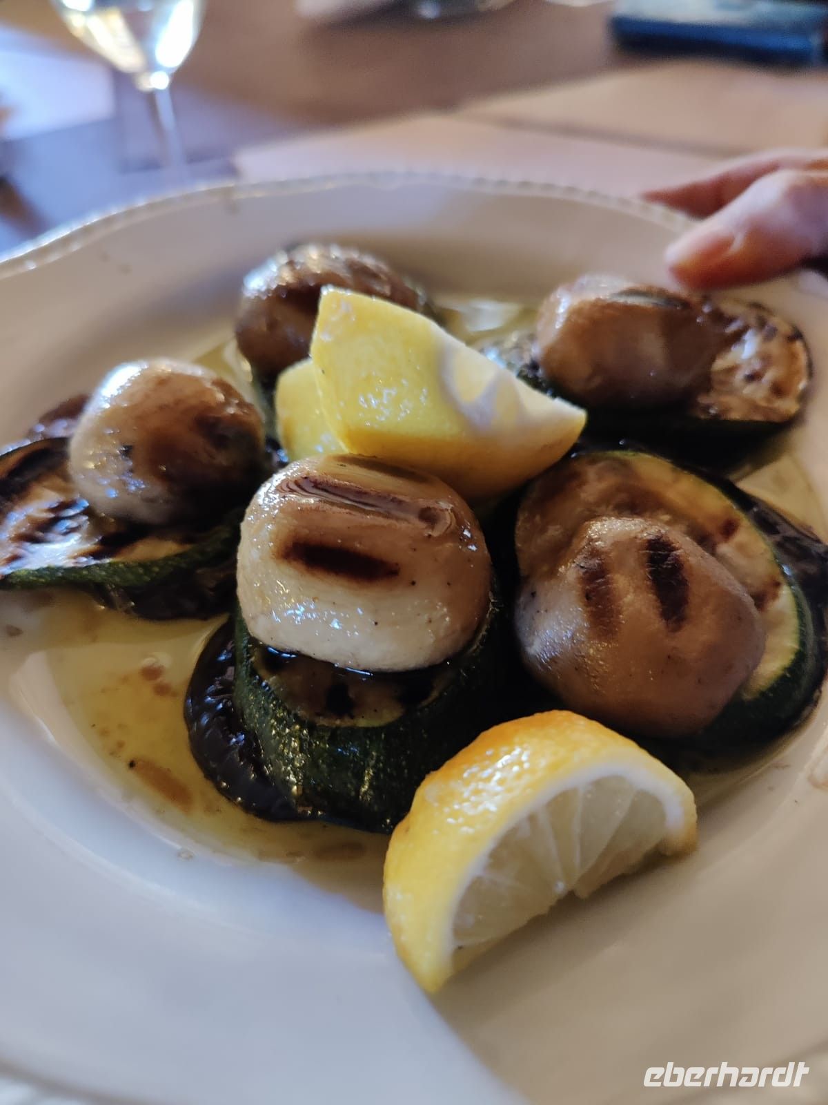 Gegrillte Auberginen und Zucchini mit Pilzen und Zitrone darf nie fehlen