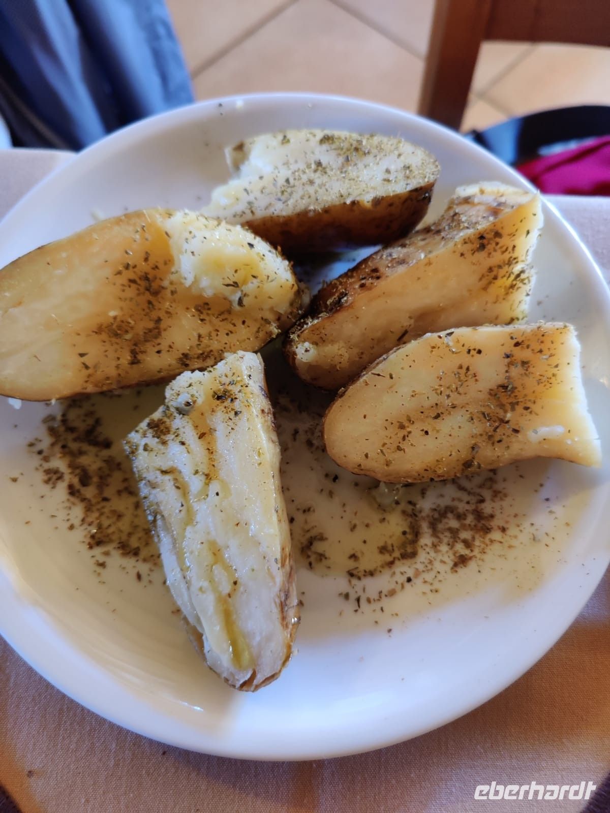 Mit Oregano überbackene Kartoffeln
