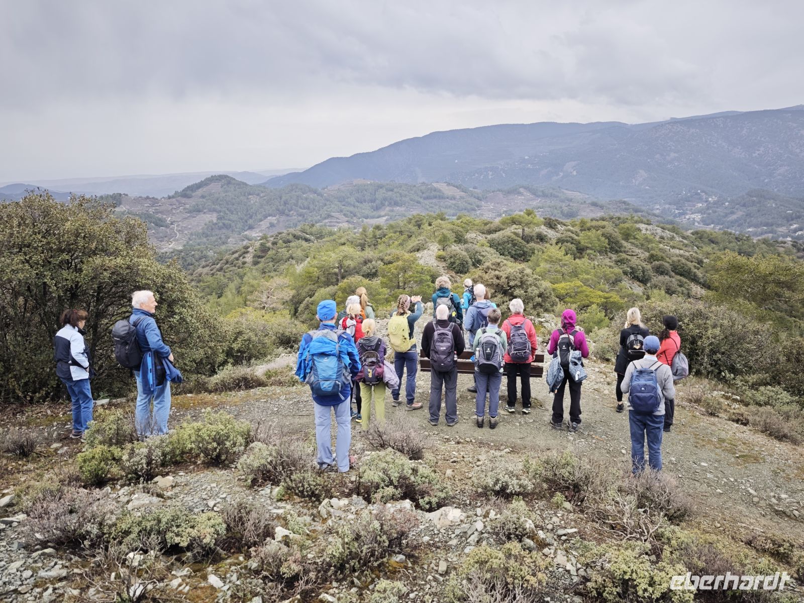 Reisegruppe beim Ausblick über dasTroodosgebirge &ndash; &copy;  (Eberhardt TRAVEL)