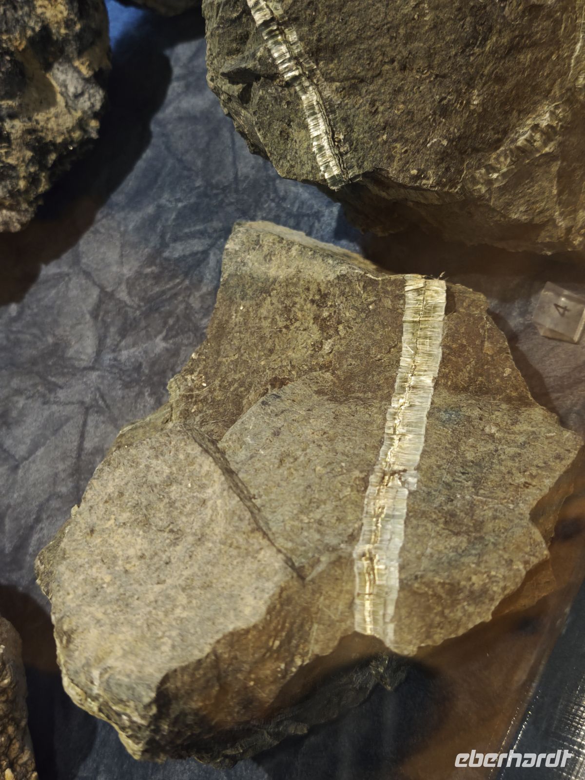 Gestein mit Asbest Einschlüsse &ndash; &copy;  (Eberhardt TRAVEL)