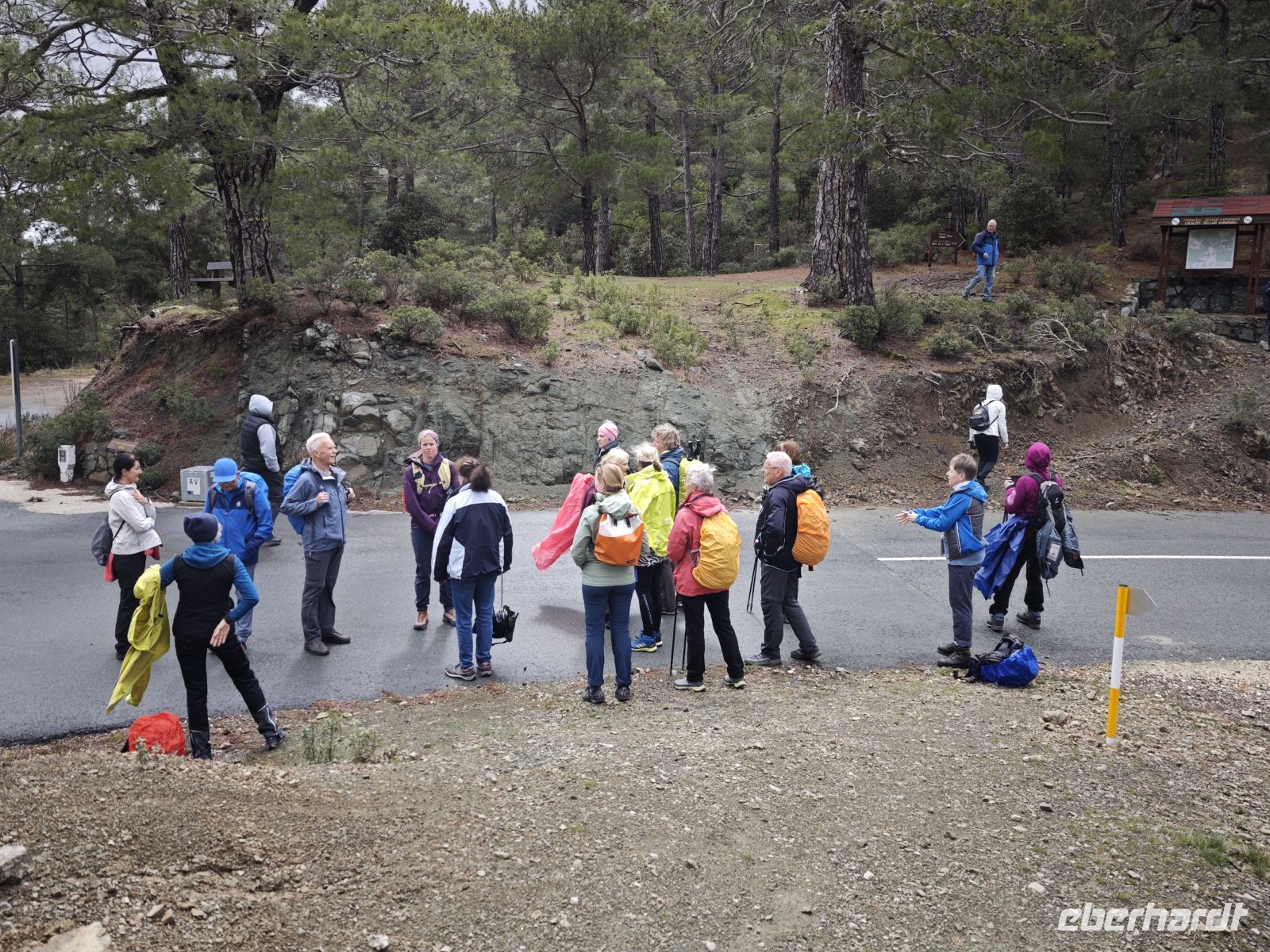 Reisegruppe bei einem Zwischenziel zur Scheunendachkirche &ndash; &copy;  (Eberhardt TRAVEL)