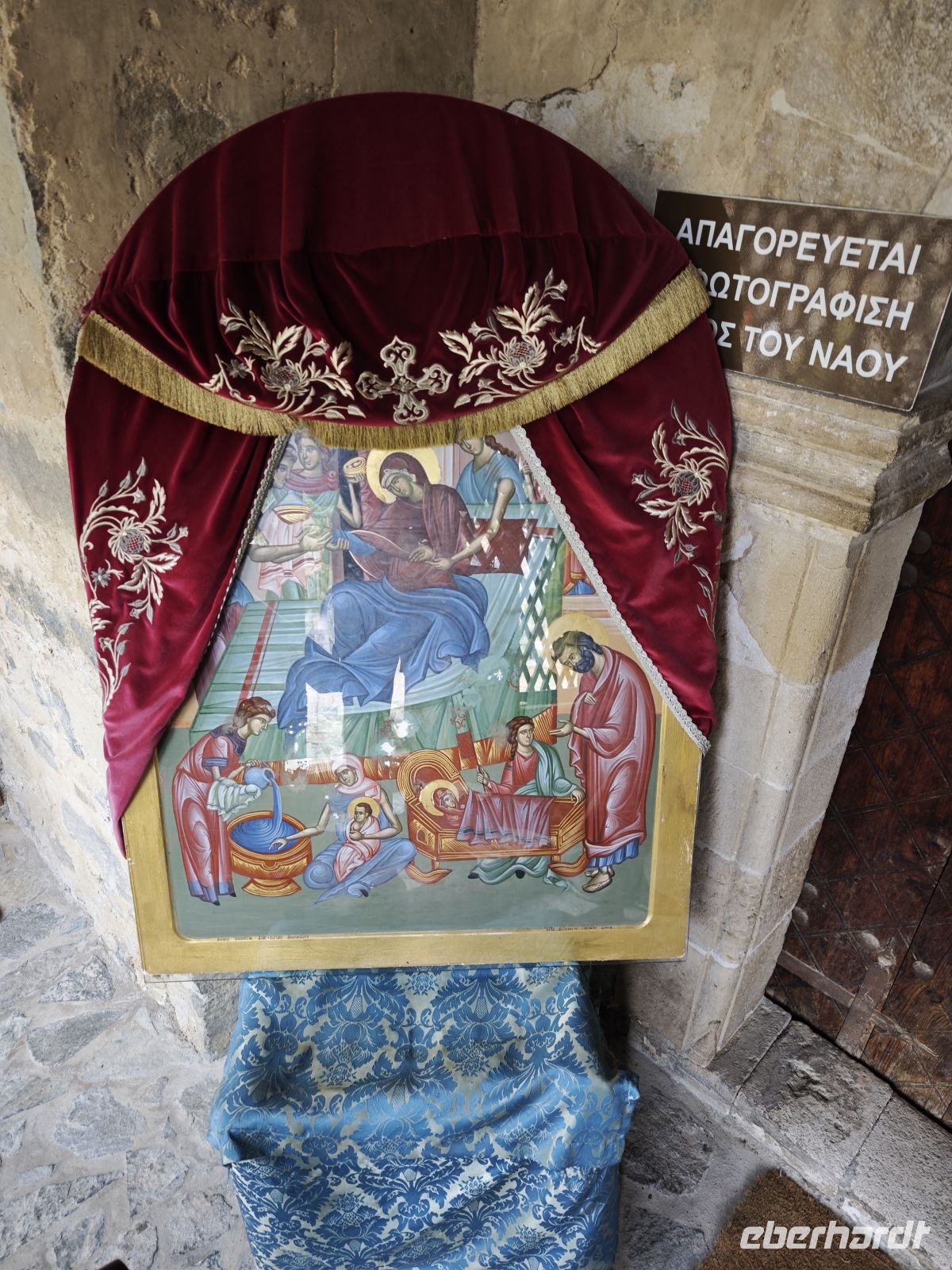 Eingang zur Scheunendachkirche (im Innern herrscht Stricktest Photographierverbot) &ndash; &copy;  (Eberhardt TRAVEL)