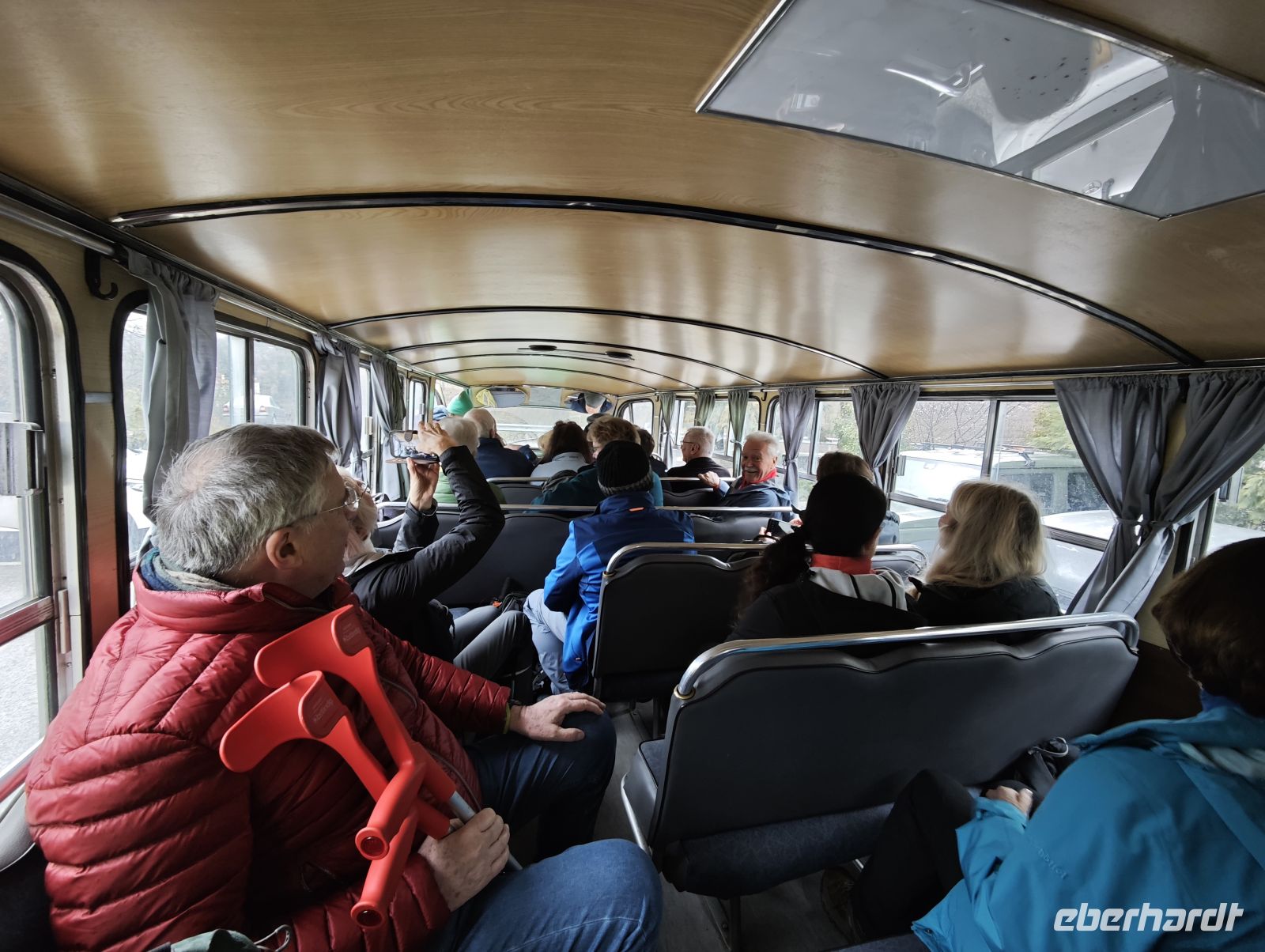 Im Innern des Oldtimerbus auf der Fahrt nach Agros, Zypern &ndash; &copy;  (Eberhardt TRAVEL)