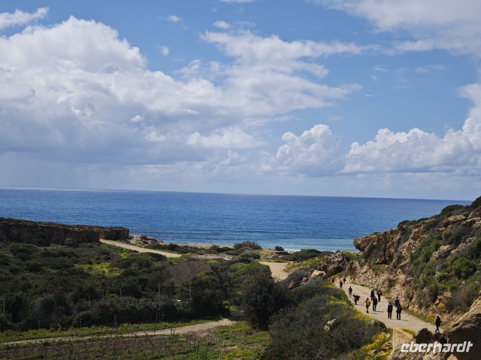 Wandergruppe auf dem Weg zum Endpunkt am Meer, Zypern &ndash; &copy;  (Eberhardt TRAVEL)