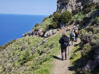 Reisegruppe auf dem Aprodite Trail, Akamas Halbinsel, Zypern &ndash; &copy; Peter Walther (Eberhardt TRAVEL)