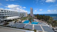 Poolbereich  Mediterranean Beach Hotel &ndash; &copy; Geena Dutschmann (Eberhardt TRAVEL)