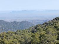 Blick zur Mesaoria-Ebene, dahinter das Pentadaktylosgebirge