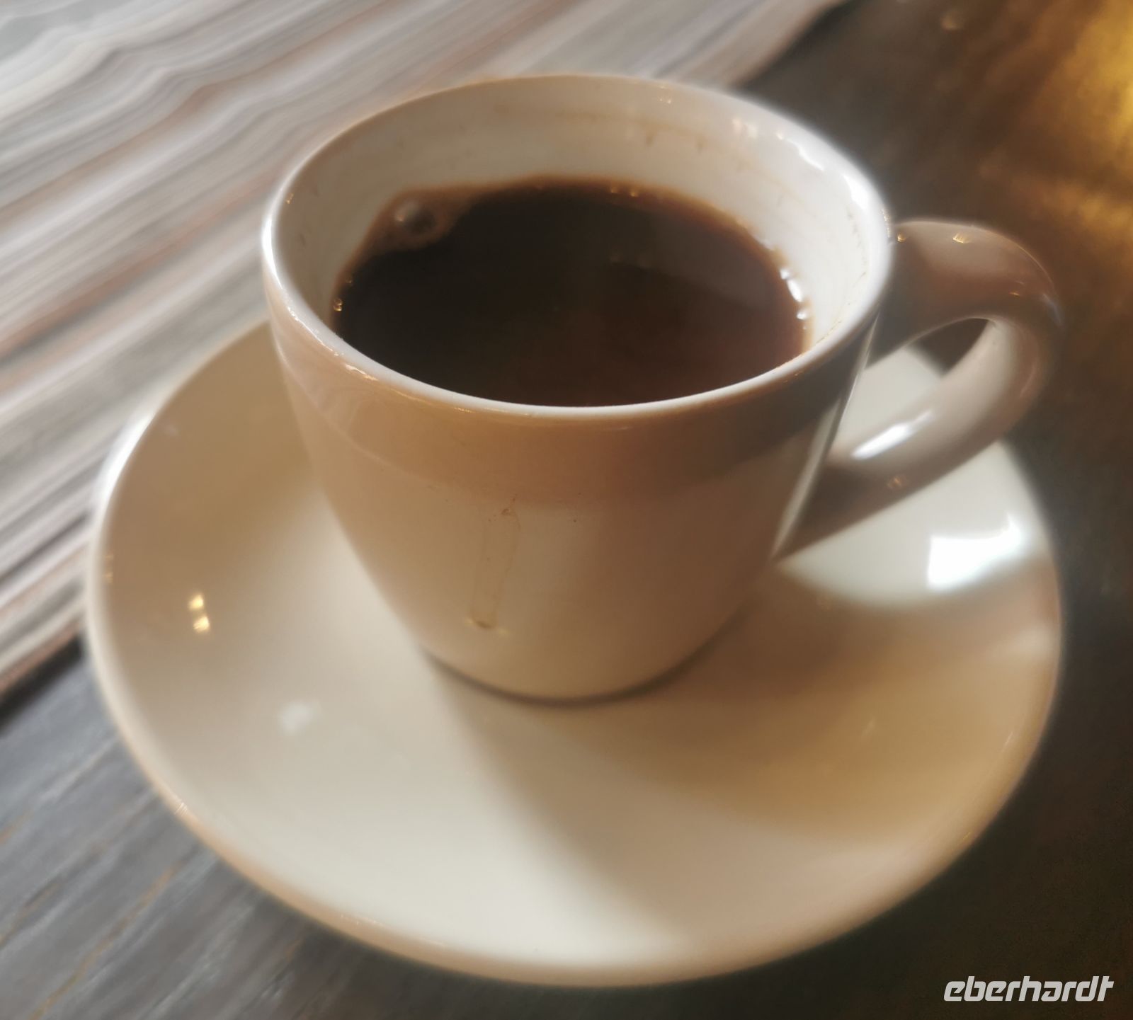 Der zypriotische Kaffee, klein, aromatisch, gewürzt mit Kardamom und mit Sud aufgekocht. 
