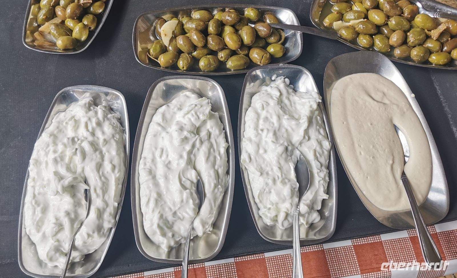 Meze: Tzatziki, Tahinj und eingelegte Oliven